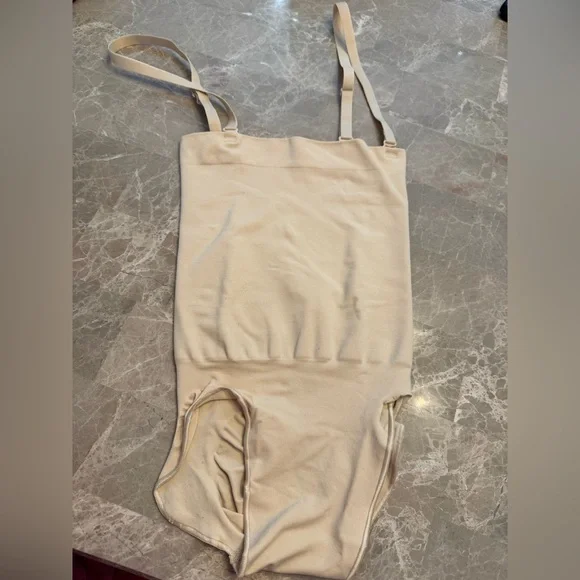 SKIMS CORE CONTROL
HIGH-WAISTED BRIEF - Picture 7 of 12